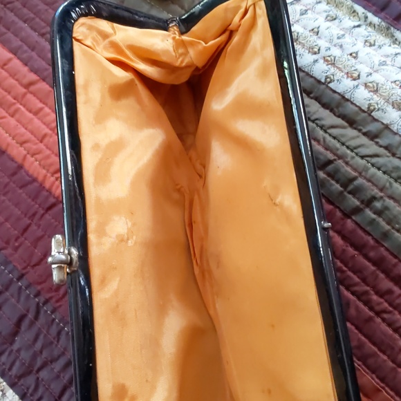 Vintage ERNA BAG CORP* fine crochet patent trim goldtone clasp clutch - Picture 5 of 7